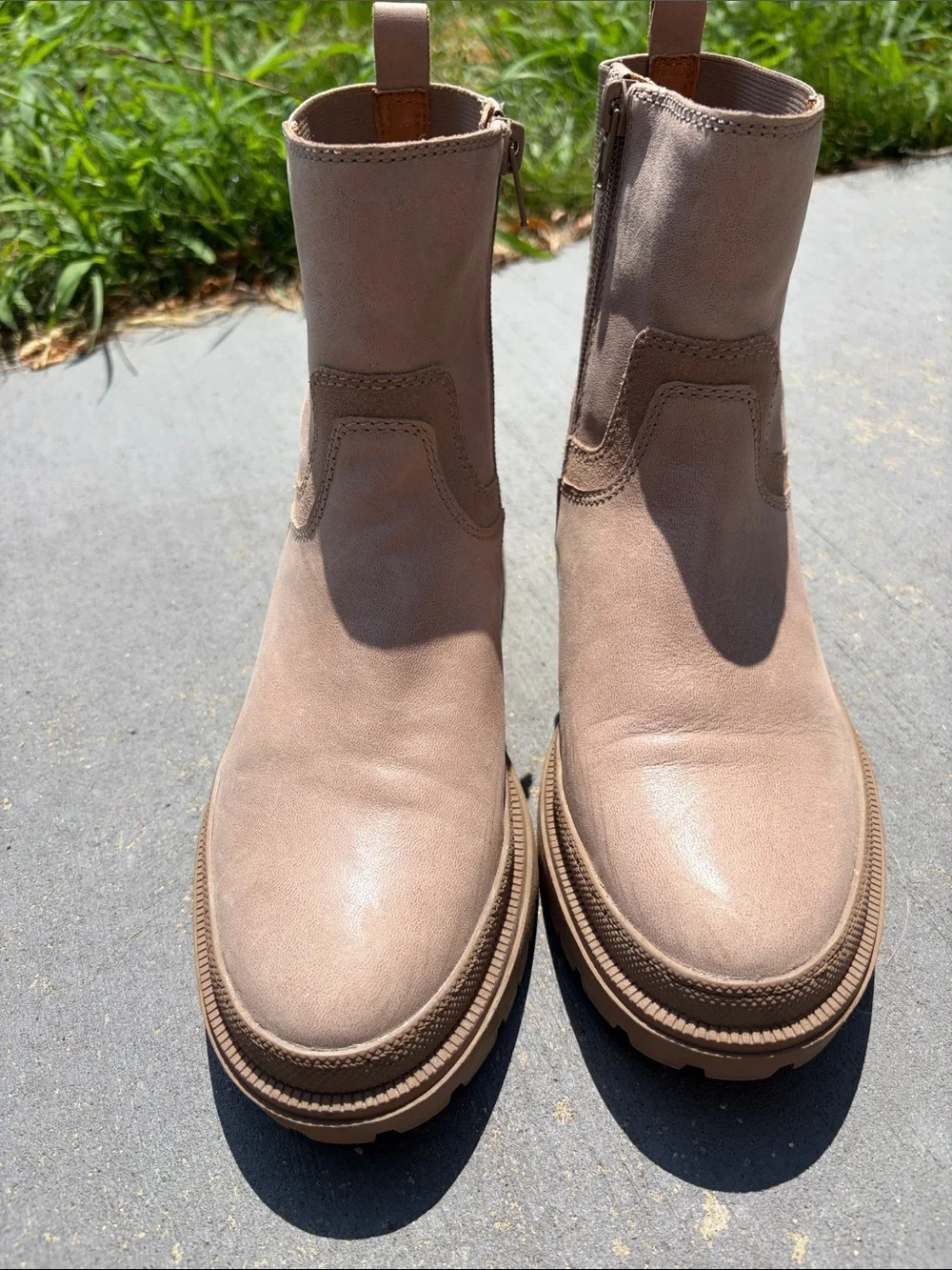 Lucky Brand EUC Women's Eabile Tan Chelsea Lug Sole Ankle Boots 7 1/2